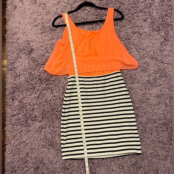 Ladies dress. Lower back is open - Picture 5 of 8